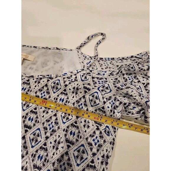 Skies are Blue Langlock Cold Shoulder Small Top White/Blue Geometric Crochet - Picture 3 of 7